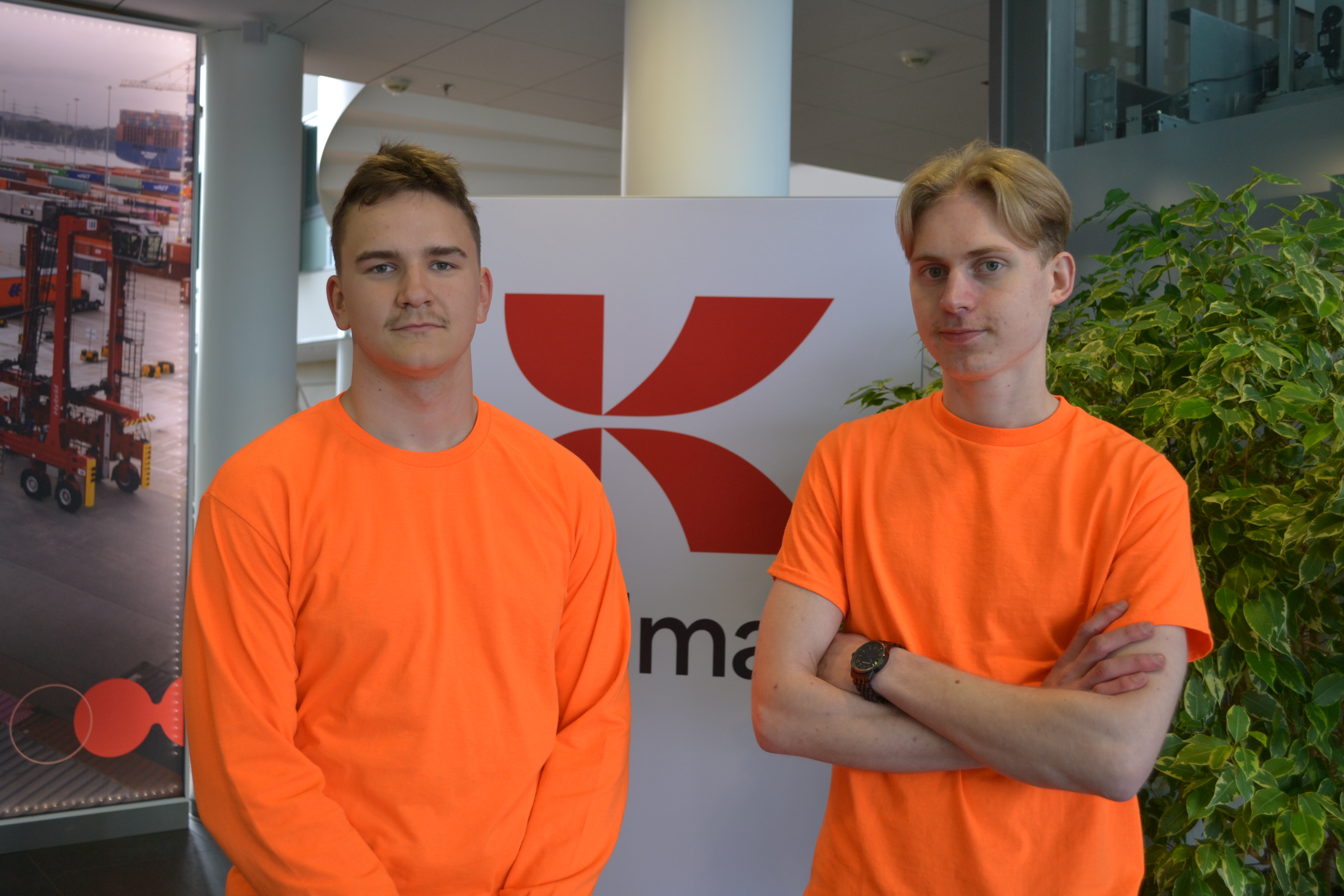 Article 4th picture_ Olli ja Pauli kyltin edess&auml;.jpg