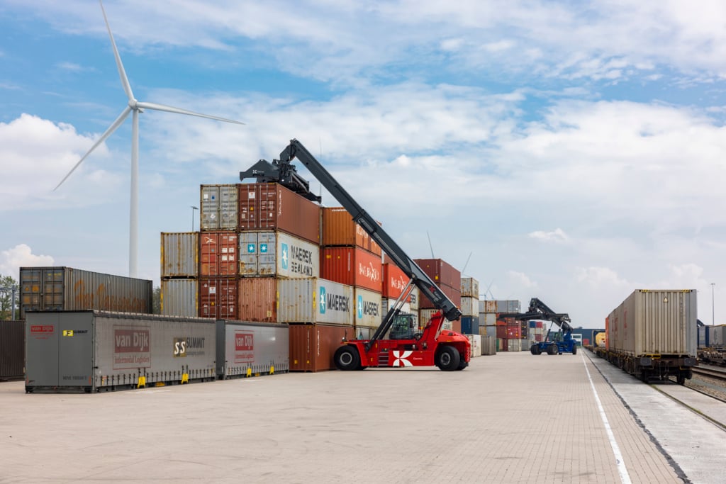 Cabooter_Electric Reachstacker (2)