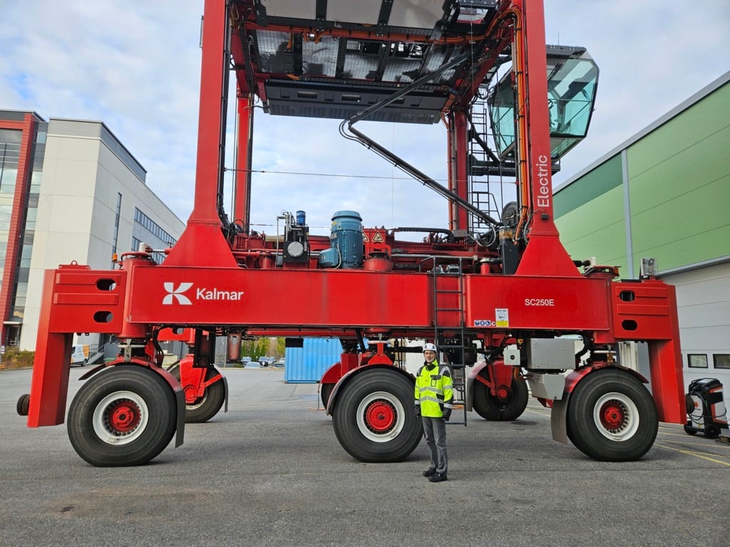 Kalmar KMS Reima Reinvall in front of SC